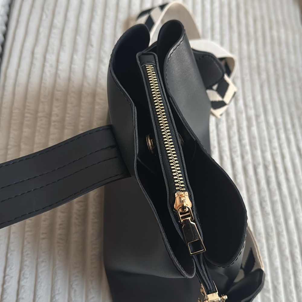 Women's Crossbody Bag - Picture 4 of 10